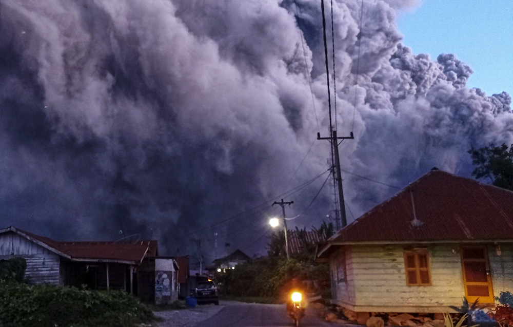 シナブン山が噴火