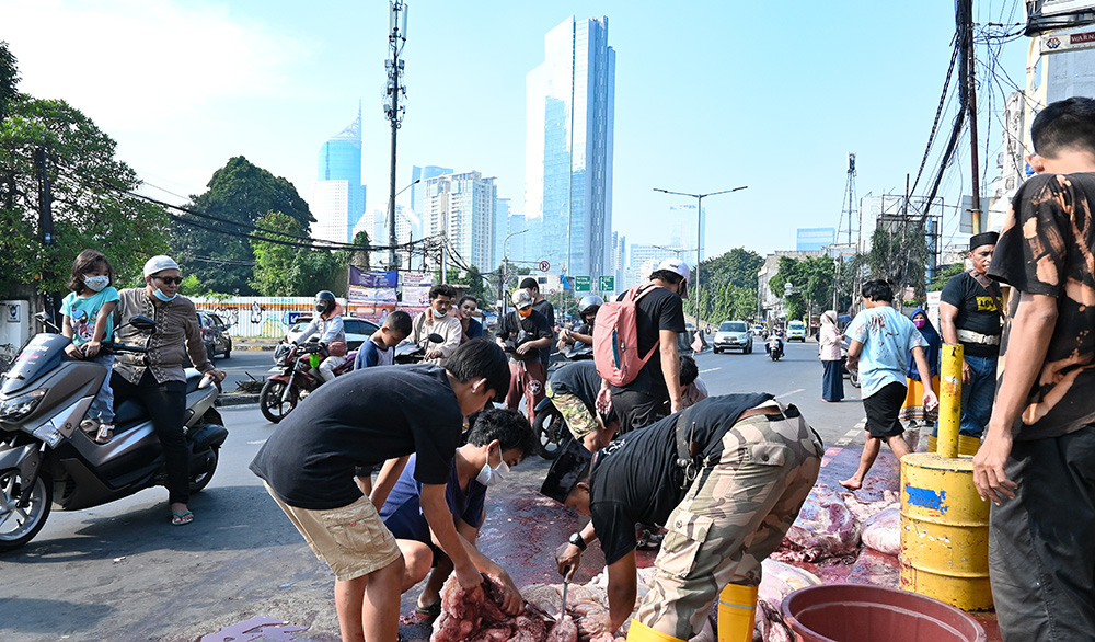犠牲祭で密集礼拝　ジャカルタ　と殺見学にも人、人、人