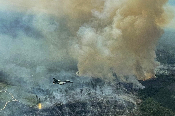 ▼空軍機が森林火災を通報
