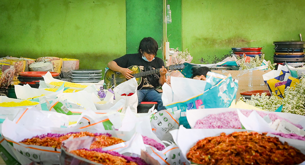 死者たちを送る花々　西ジャカルタ　ラワ・ベロン花市場