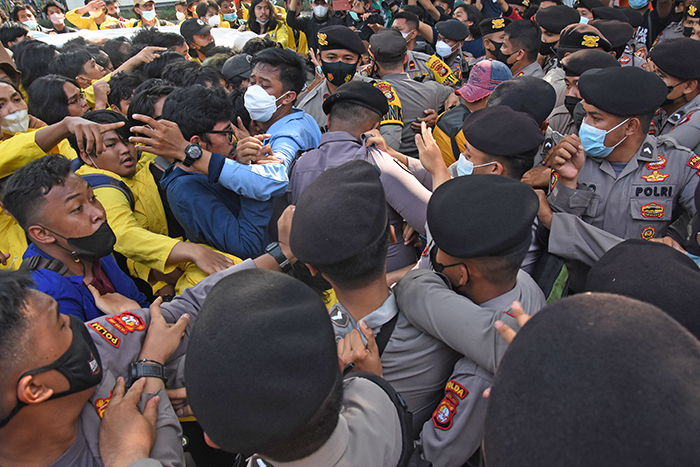 ＫＰＫ周辺でデモ、警官と衝突　大統領に攻勢　 ＢＥＭ・ＳＩ  