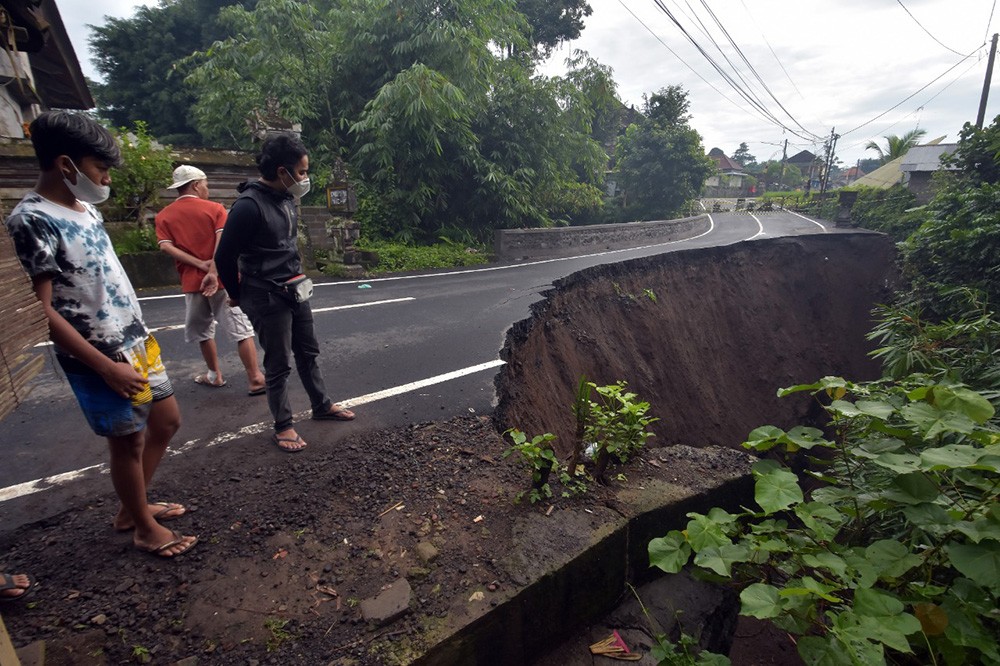 豪雨で道路崩落