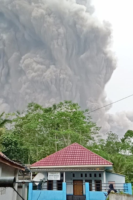スメル山が噴火　ジャワ島最高峰　５日時点で14人死亡