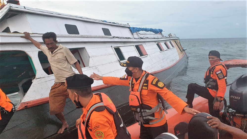 転覆の船から９人救助
