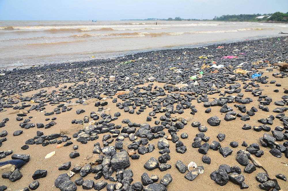 漂流続く沈船の石炭