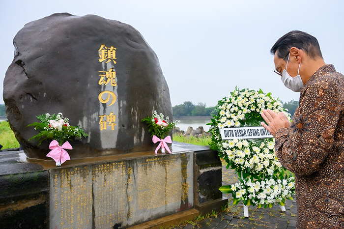 スマラン事件の地、視察　 日本大使として戦後初　「鎮魂の碑」に献花