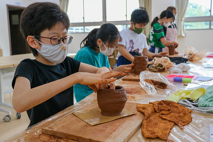 校庭の土で土器作り　小学部６年卒業制作　チカラン日本人学校