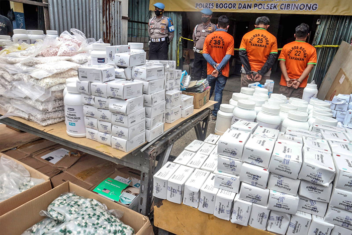 ▼違法薬物製造で逮捕