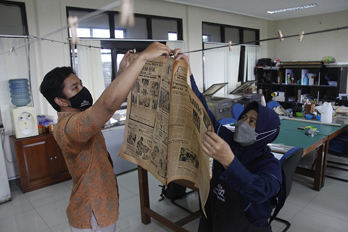 ▼歴史を刻んだ新聞を保存