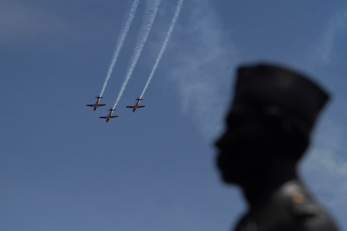 ▼空軍機が曲技飛行を披露