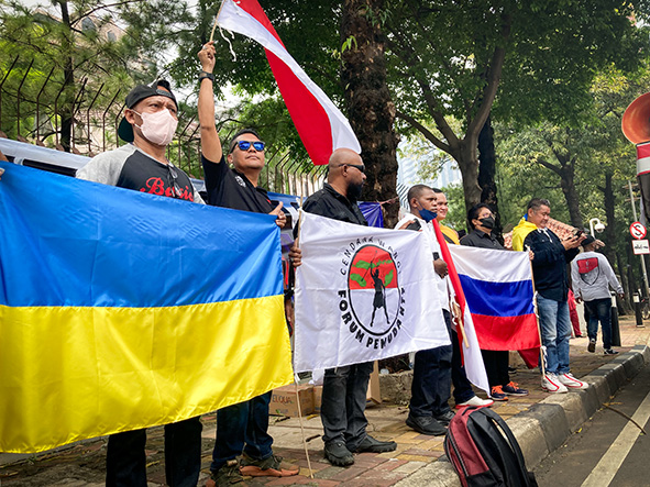 「戦争はやめろ」　市民団体が抗議集会　ロシア大使館前