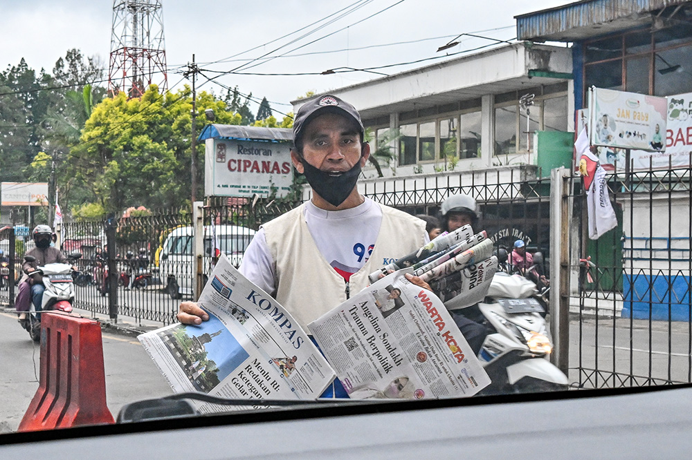 街の新聞売りに〝再会〟