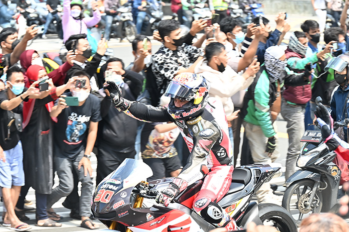 バイクパレードに群衆熱狂　モトＧＰライダーも参加　中央ジャカルタ