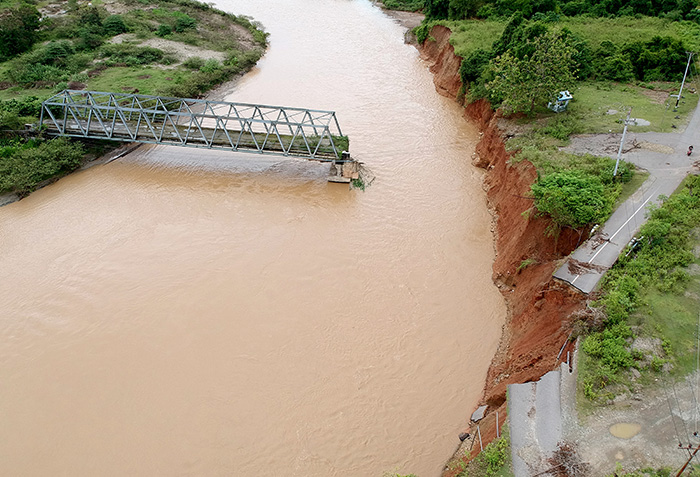 ▼大雨で村を支える橋崩壊