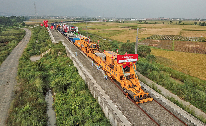 レール敷設工事始まる　バンドン高速鉄道　工事進ちょく率は82％