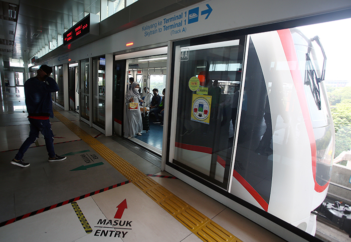 ▼空港電車が運行再開