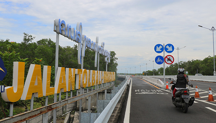 南国の海上道路を快走