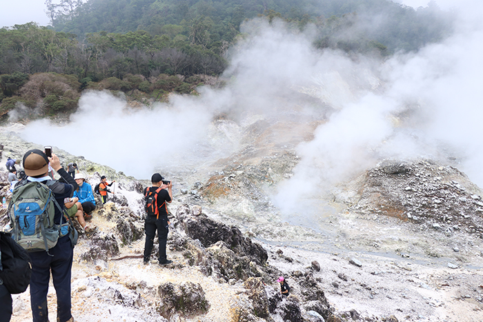 登山、自然、温泉を満喫　迫力満点の火口　青春時代を彷彿させる山  