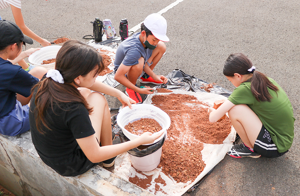 本格土器作りスタート　チカラン日本人学校　初日は校庭で土集め