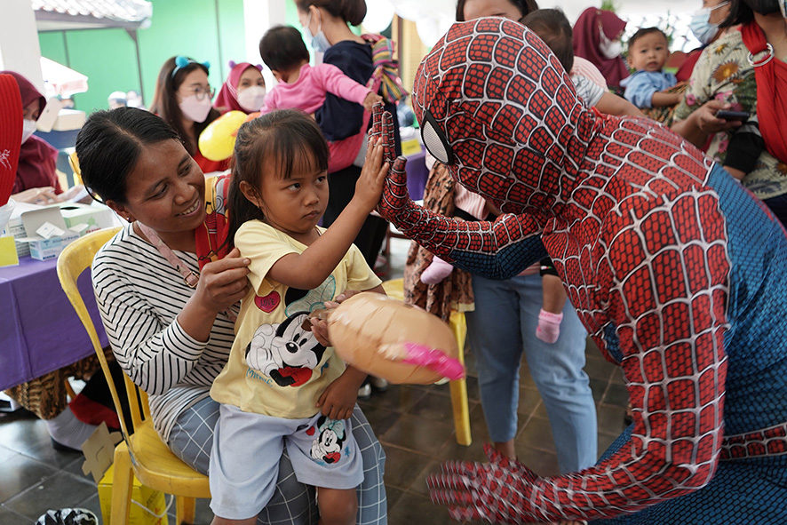 ▼スパイダーマンとハイタッチ