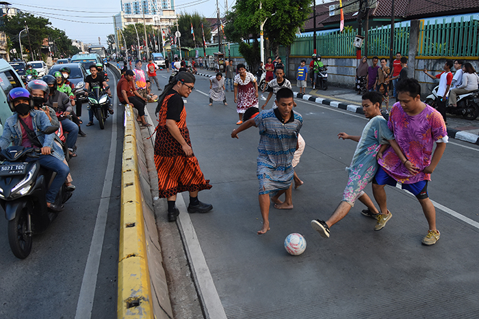 ▼のびのび道路でサッカー