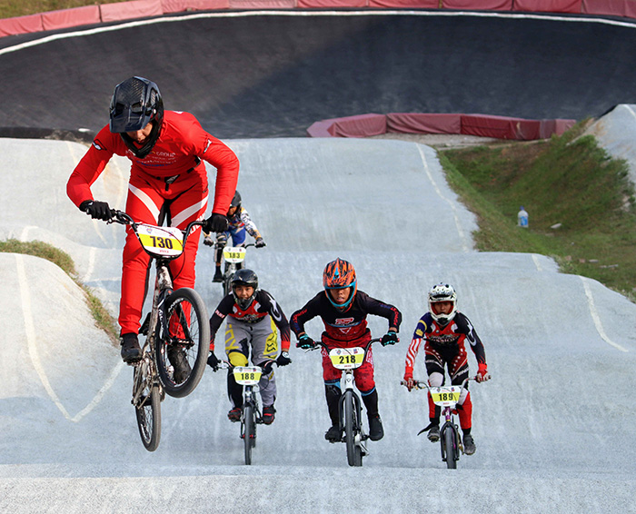 ▼ＢＭＸ選手権でインドネシア人優勝