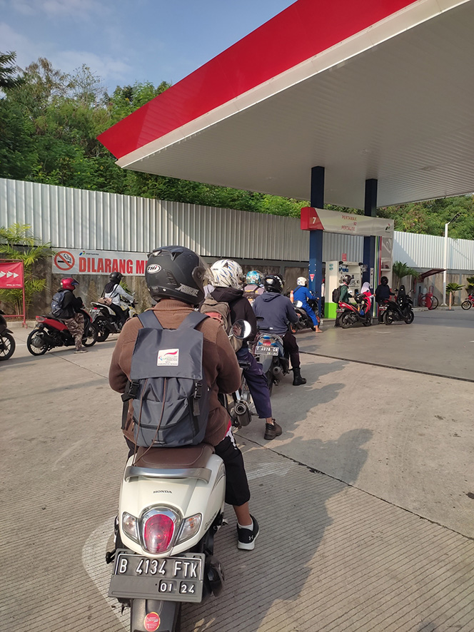 ガソリンスタンドで給油待ちのバイク