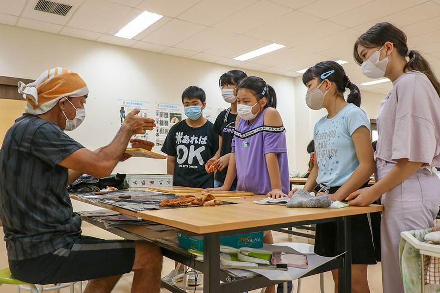 卒業制作で土器作り　材料集め・野焼き、校内で　チカラン日本人学校