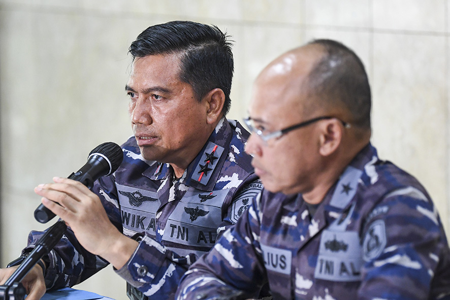 ▼海軍機、マドゥラ海峡で墜落