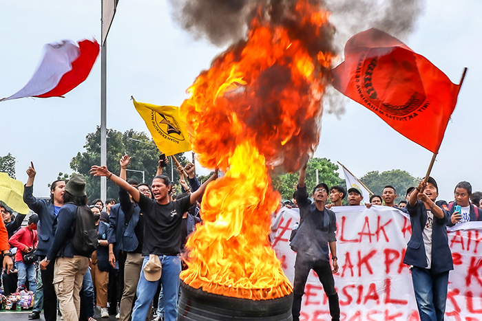 激しさ増す学生デモ　燃料油値上げ撤回求め　連日の抗議