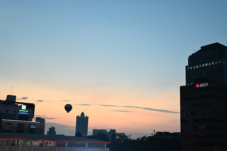 都会の夕焼けに