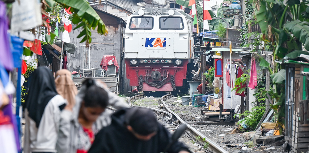 港町に漂う貧困層の悲哀　北ジャカルタ　タンジュンプリオク駅