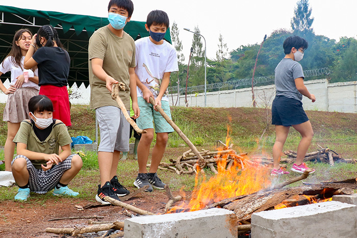 五感で感じる土器作り　校庭で野焼き　チカラン日本人学校