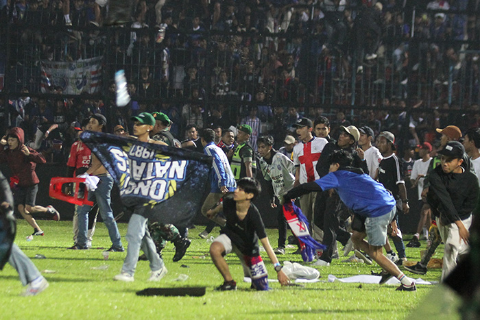 サッカー試合後に暴動　観客125人が死亡　東ジャワ州