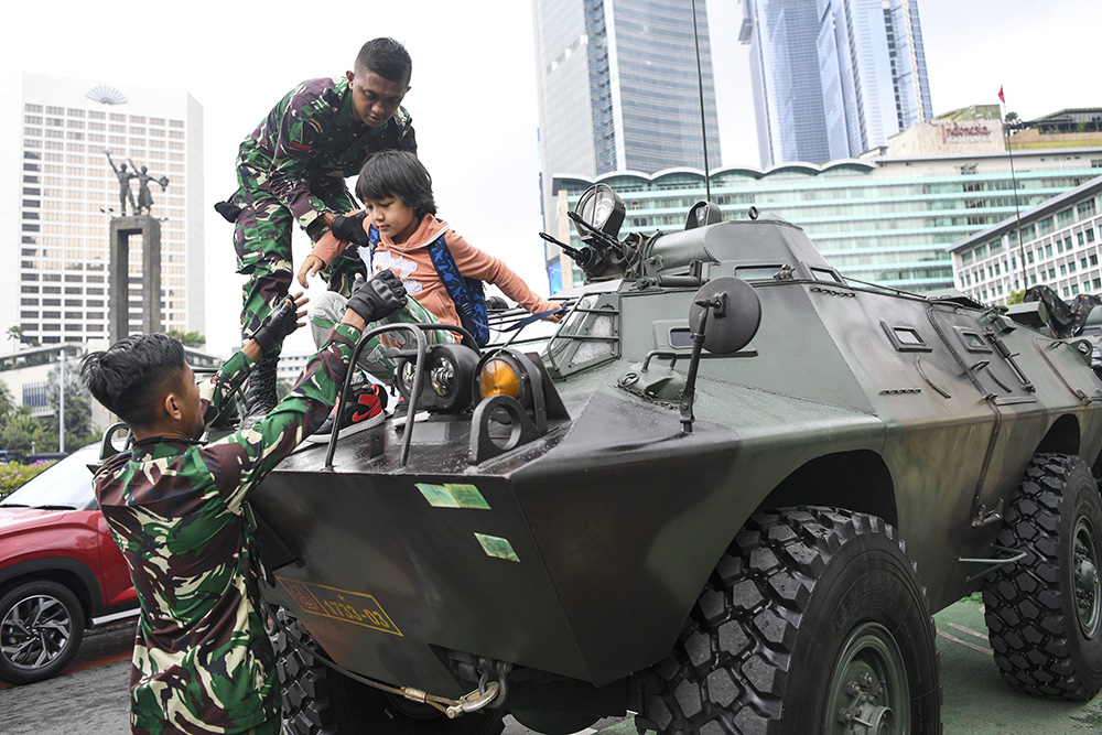 ＨＩ前で国軍車両に乗る