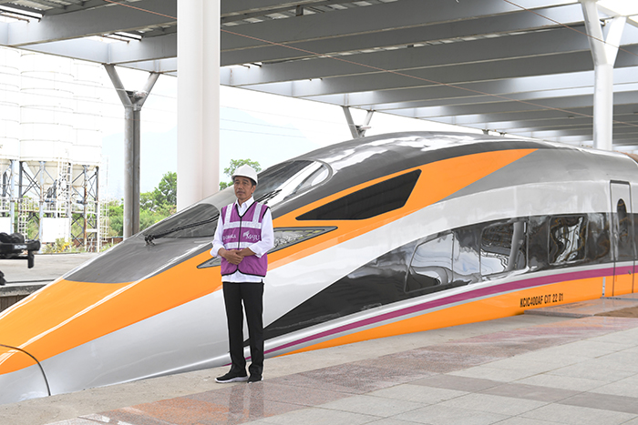 大統領が駅で車両視察　ジャカルタ〜バンドン高速鉄道