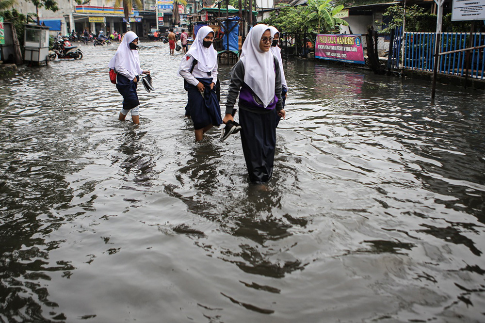 タンゲランで道路冠水