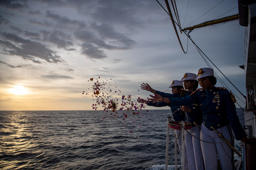 バリ沖合で53人を追悼