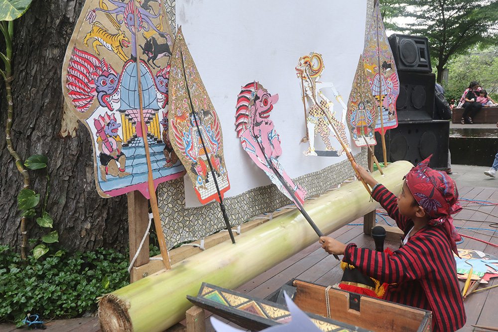 ワヤン操る８歳の人形師