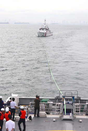 日本供与船でえい航訓練　日米沿岸警備当局が共同指導