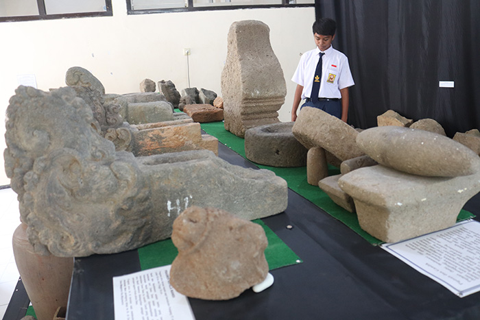 ▼住民ら発掘の文化遺産を鑑賞