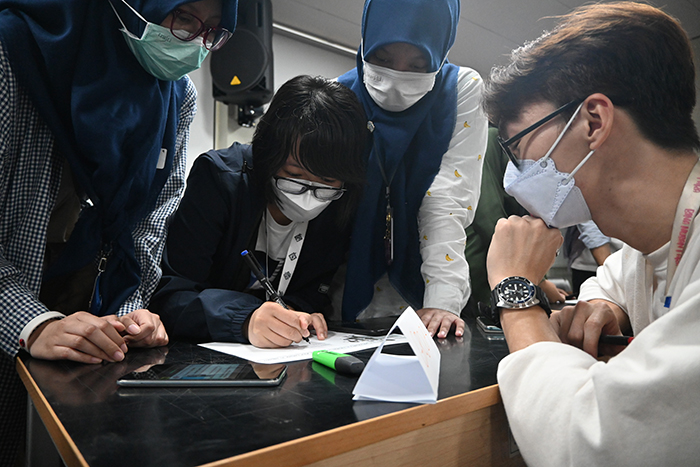 日イ認識の差を埋める　ビナ・ヌサンタラ大学　就職ガイダンス