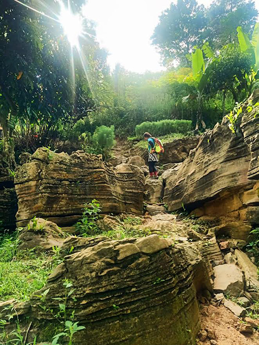 ジャカルタ近郊で自然体験　奇岩ウォーク　ゴア・グルンガン