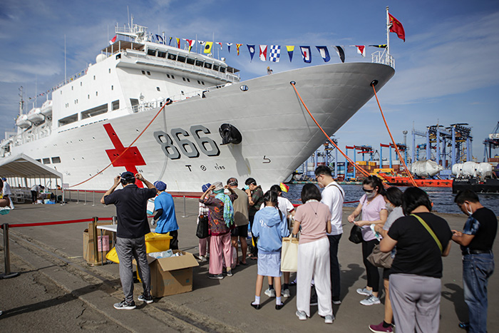 ▼中国軍が無料の健康診断