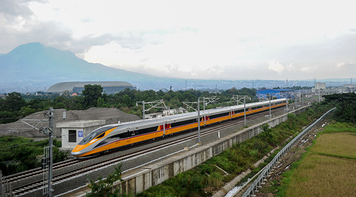 工事遅れでオンライン視察　高速鉄道の実証実験　イ中首脳