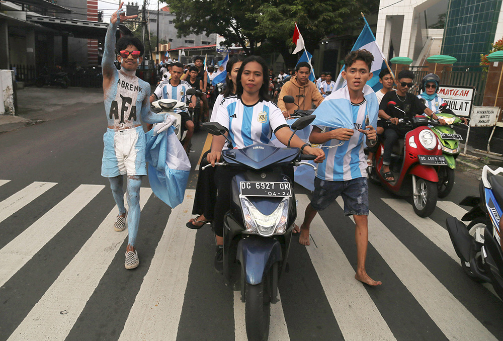 ▼アルゼンチン勝利を喜ぶ