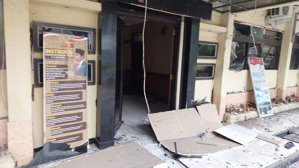 警察署で自爆テロ　バンドン市内　イスラム過激派の犯行