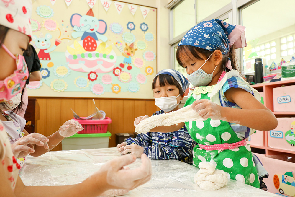 園児約120人が餅つき　ＪＪＳ幼稚部 　インドネシアで日本文化体験