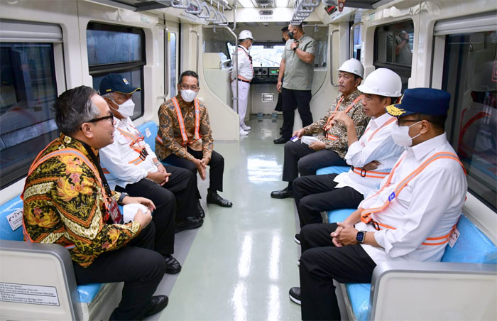 大統領、ＬＲＴに初試乗　アクセス向上に期待　試験運転実施