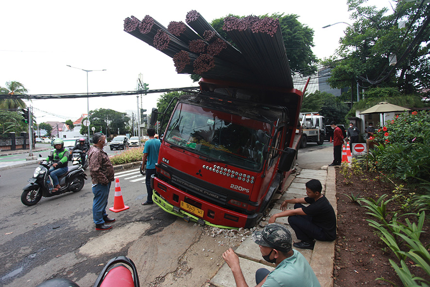 ▼過剰な積み荷は危険